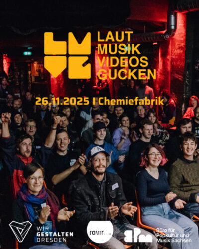 „Laut Musikvideos gucken“